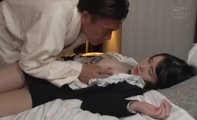 Nữa đêm tiền bối lén địt em thư ký ngủ mê mang vì say khi uống 1 lon bia