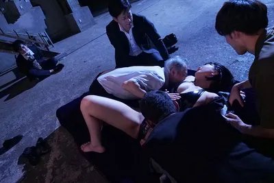 Nữ điều tra viên điều tra nhóm tội phạm làm nhục nhưng còn non và xanh lắm