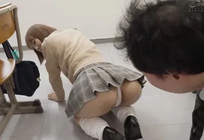 Chiếc váy ngắn lộ quần lót lọt khe của em nữ sinh dâm dục lờ