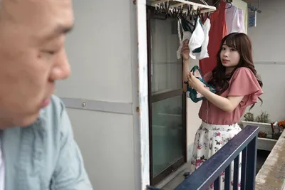 Gã gần nhà chuyên soi mói và cặp người vợ chồng thường xuyên rên la quá to