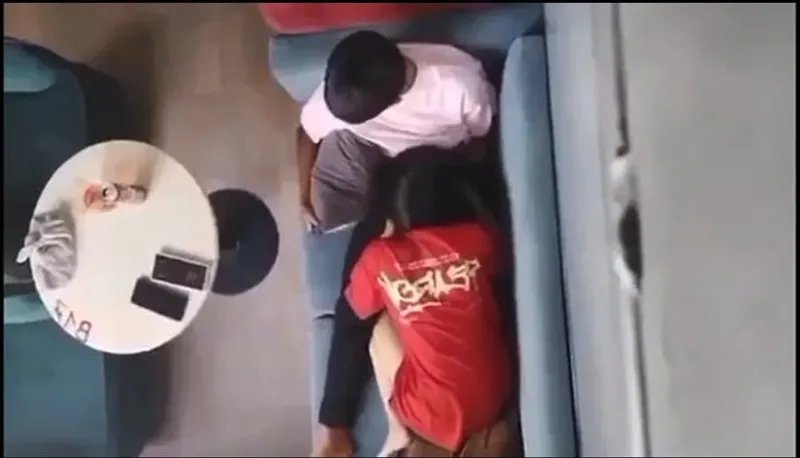 Quay lén tình nhân bú mút cho em gái nơi công cộng