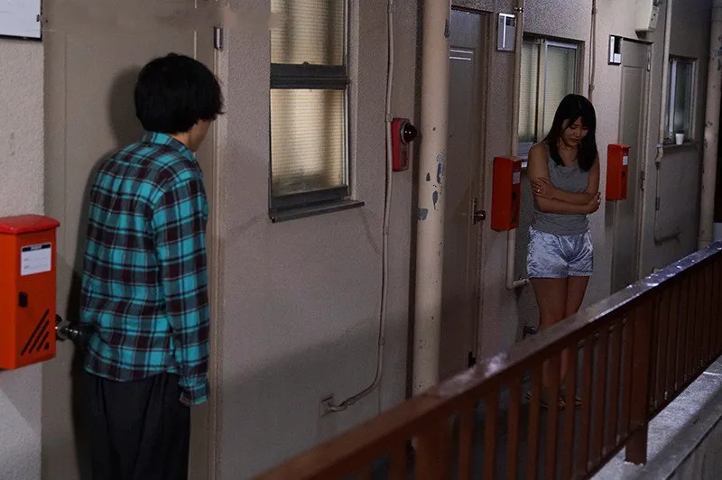 Bí mật vụng trộm với cô nàng cạnh nhà cãi nhau bị chồng đuổi ra cửa