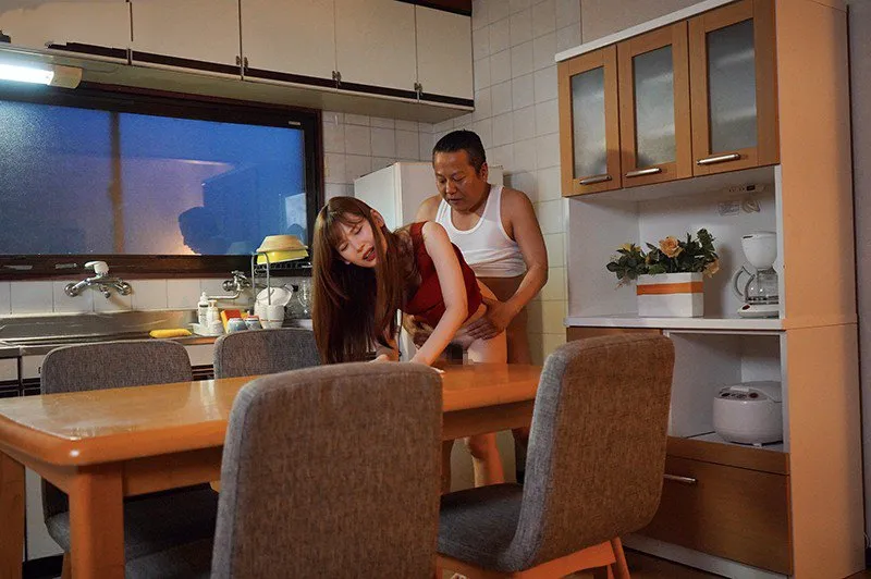 Con chim nhỏ bị người chồng mới của mẹ nắc mỗi ngày, cho dù đã có người yêu