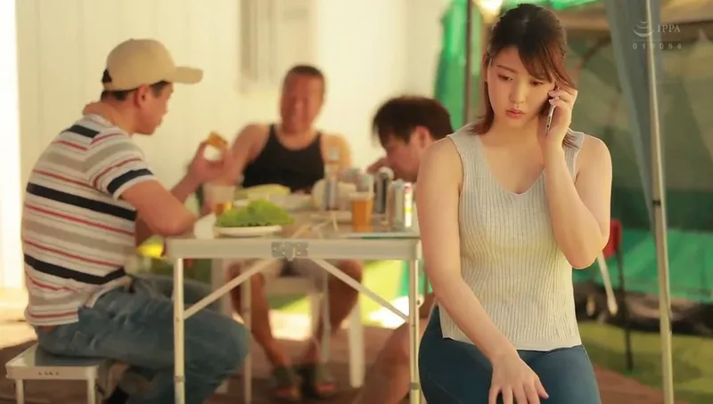 Chồng yêu khờ để cô vợ tham gia sự kiện cắm trại với mấy gã nhà đối diện và cái kết