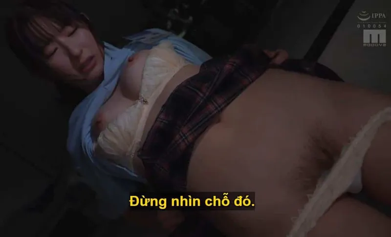 Sếp trên mưu tính "xử đẹp" cô em dưới quyền kiêu kỳ lười nhác, suốt ngày chỉ chăm chăm tán gẫu tin nhắn với trai.